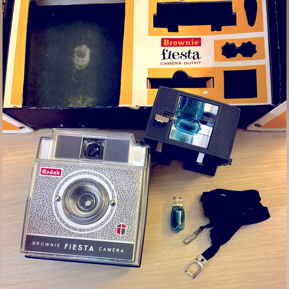 Vintage Brownie Fiesta Camera in Original Box Made by Kodak - Picture 3 of 3